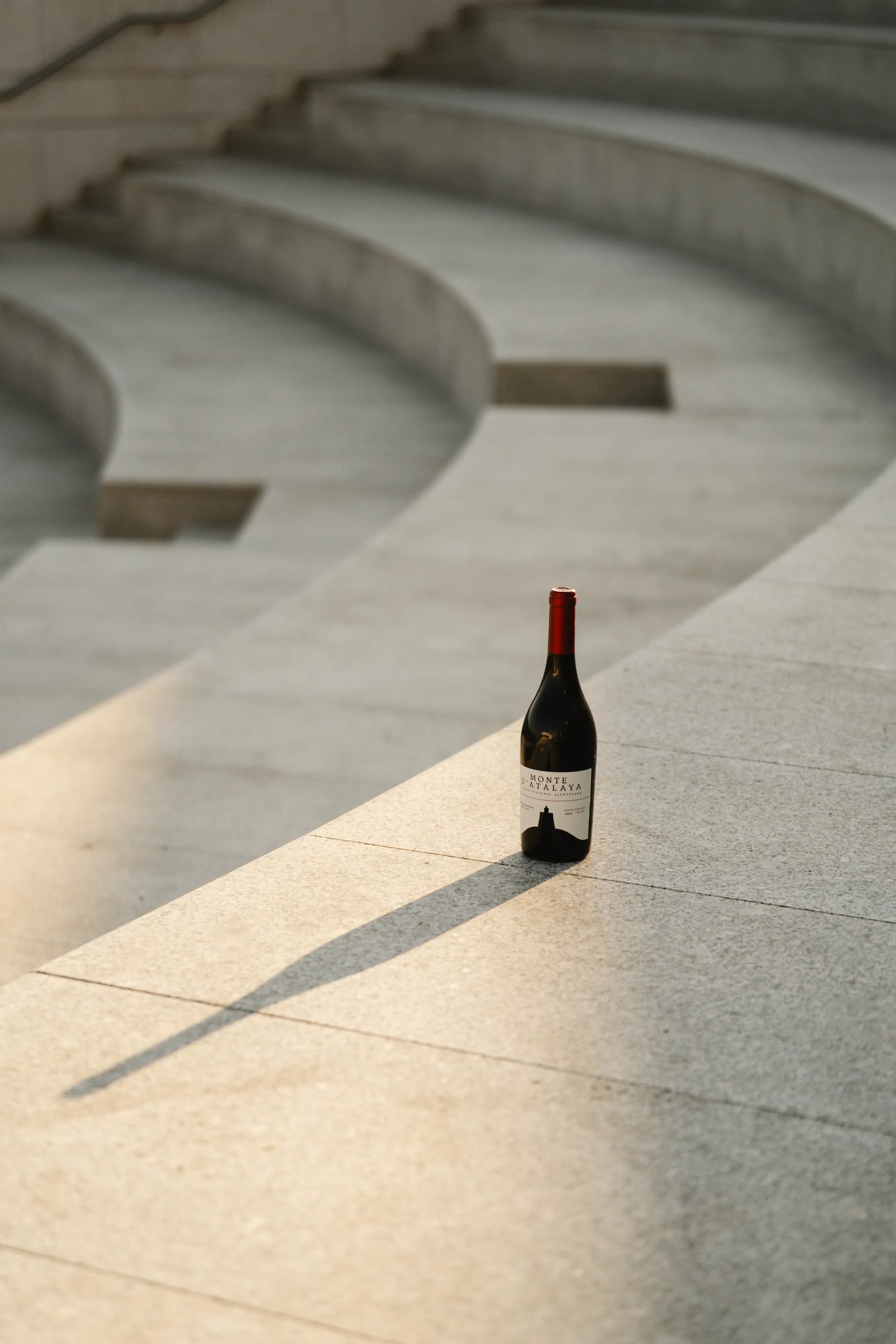 Garrafa de vinho Monte D'Atalaya ao pôr do sol